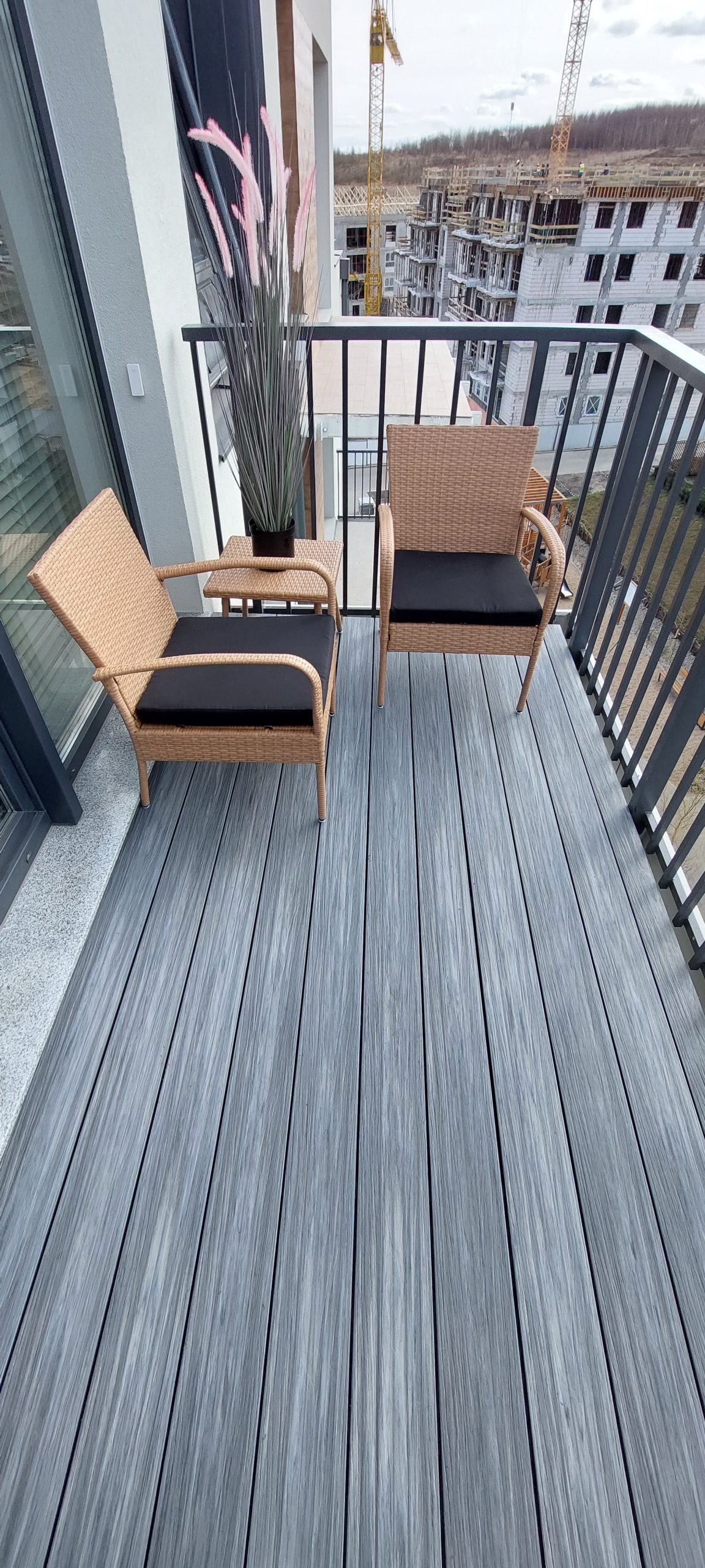 Balkon z kompozitních prken Premium Gray – městský styl