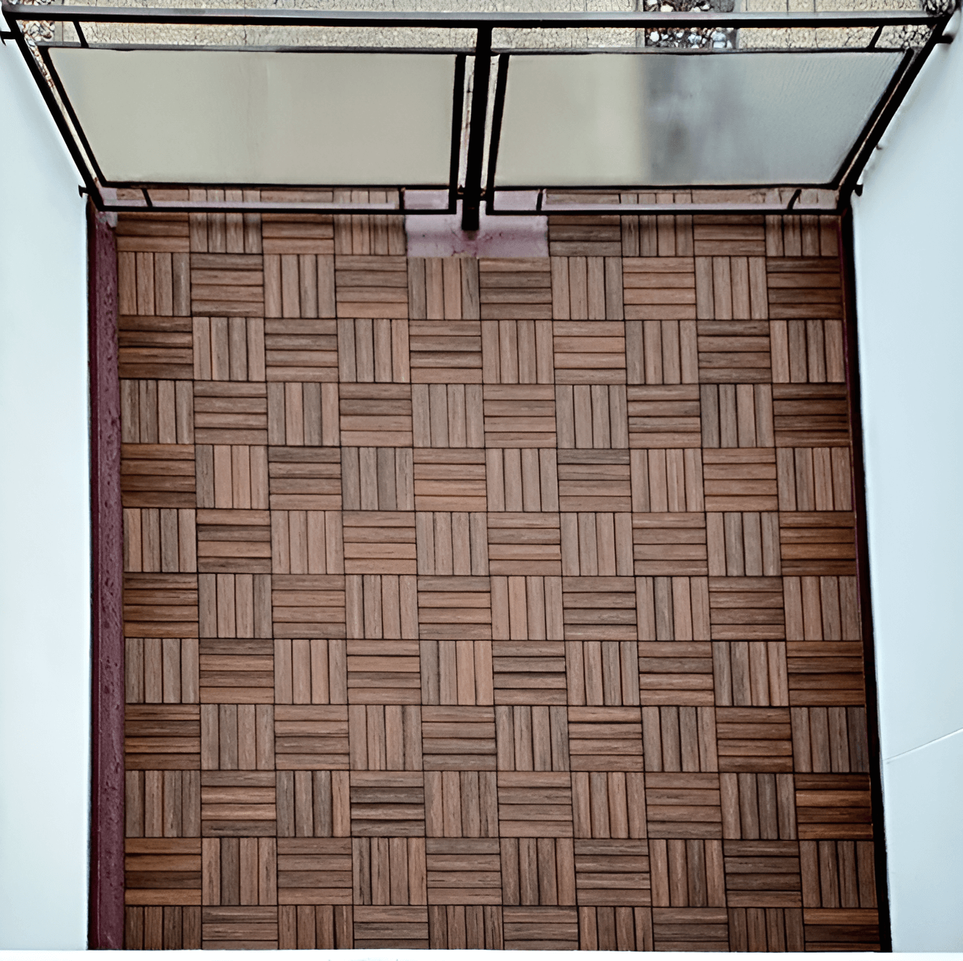 Balkon s terasovými dlaždicemi Premium Redwood