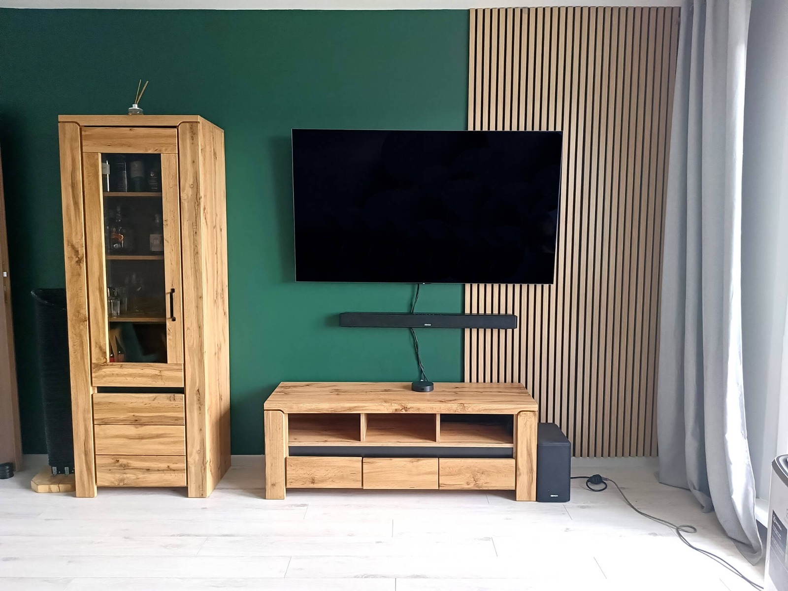 Zařízení obývacího pokoje – akustické lamely Dub Sonoma