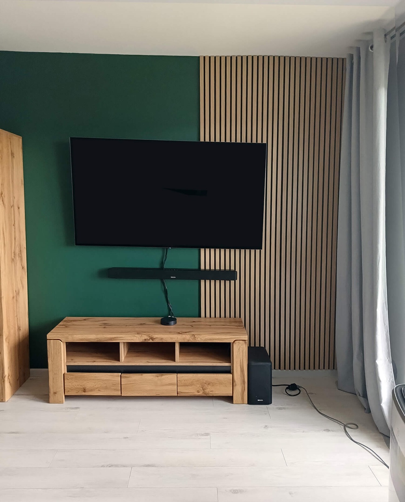 Zařízení obývacího pokoje – akustické lamely Dub Sonoma