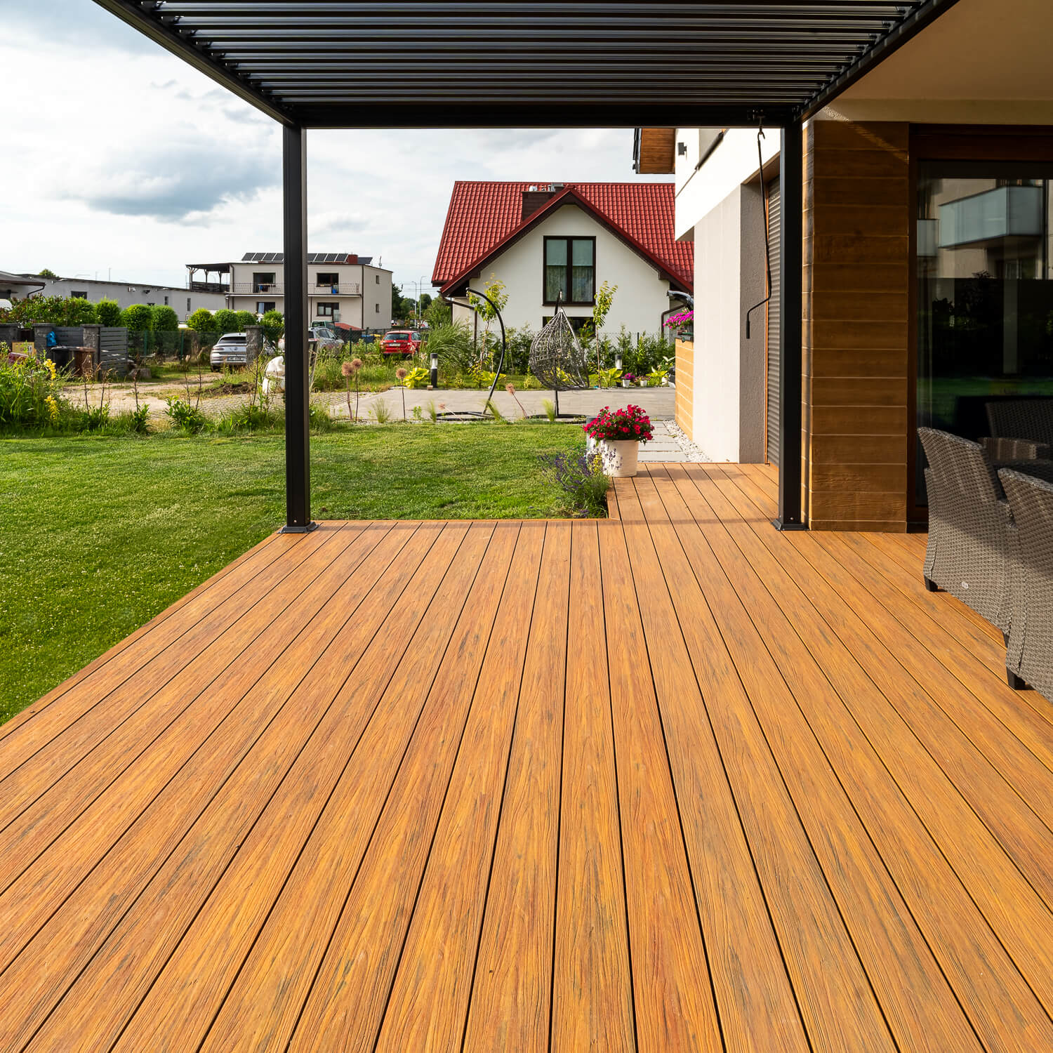 Záhradná pergola Liderwood – moderné riešenie terasy s kompozitnými terasovými doskami Premium v odtieni Amber