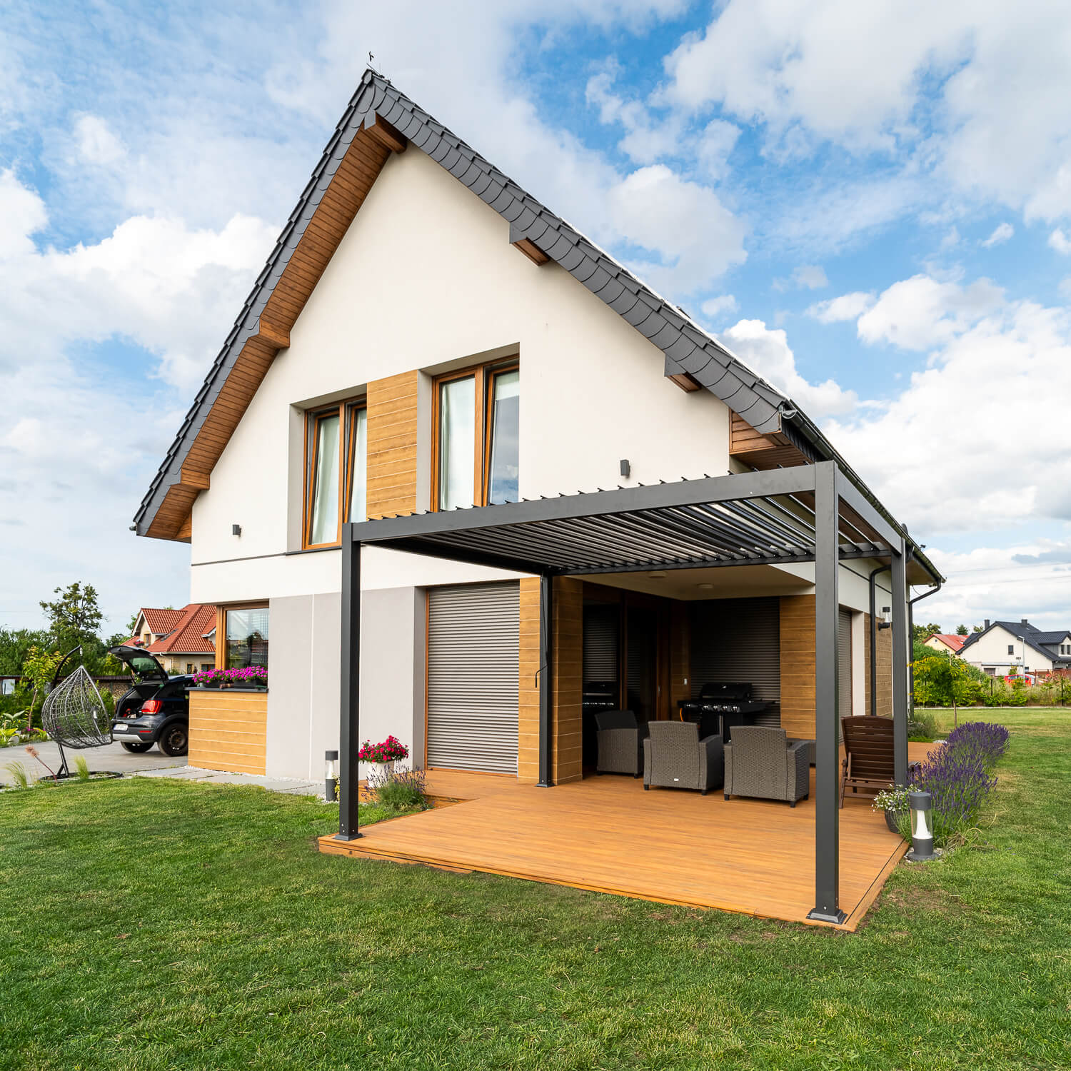 Záhradná pergola Liderwood – moderné riešenie terasy s kompozitnými terasovými doskami Premium v odtieni Amber