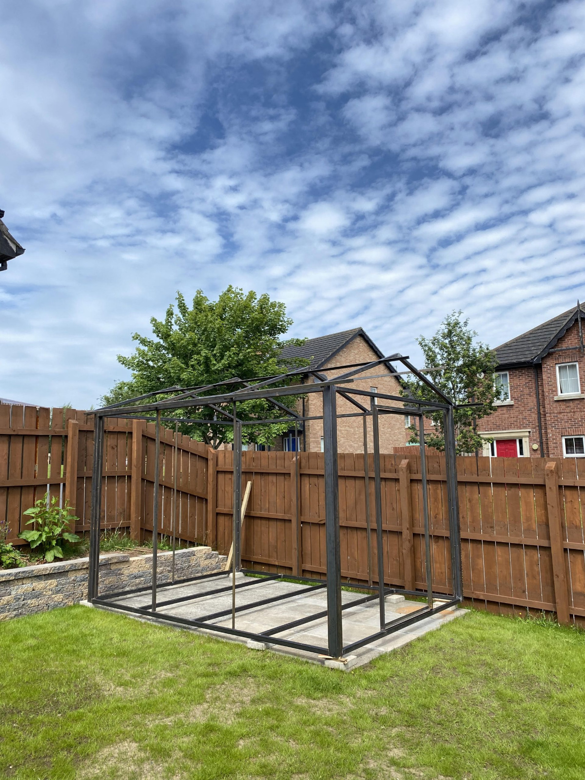 Zahradní domek s fasádní deskou Standard Honey Teak – praktický a estetický prvek v zahradě