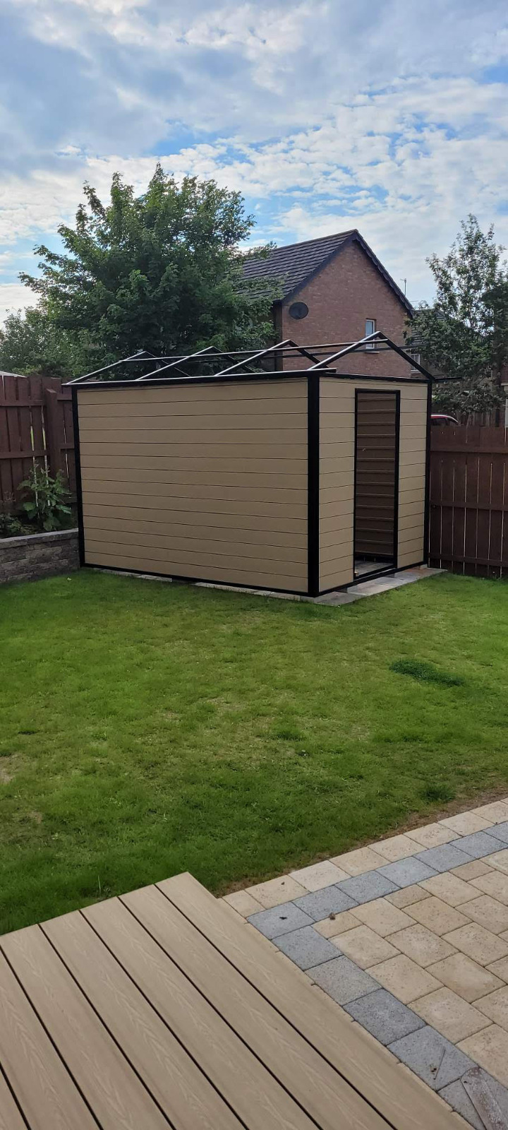 Zahradní domek s fasádní deskou Standard Honey Teak – praktický a estetický prvek v zahradě