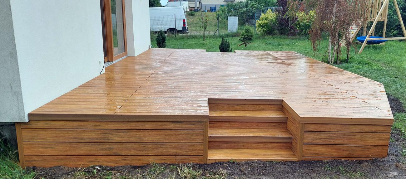 Terasa se schody – kompozitní terasové desky Amber Premium