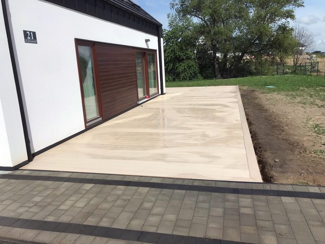 Velká terasa z prémiových kompozitních terasových prken Ecru