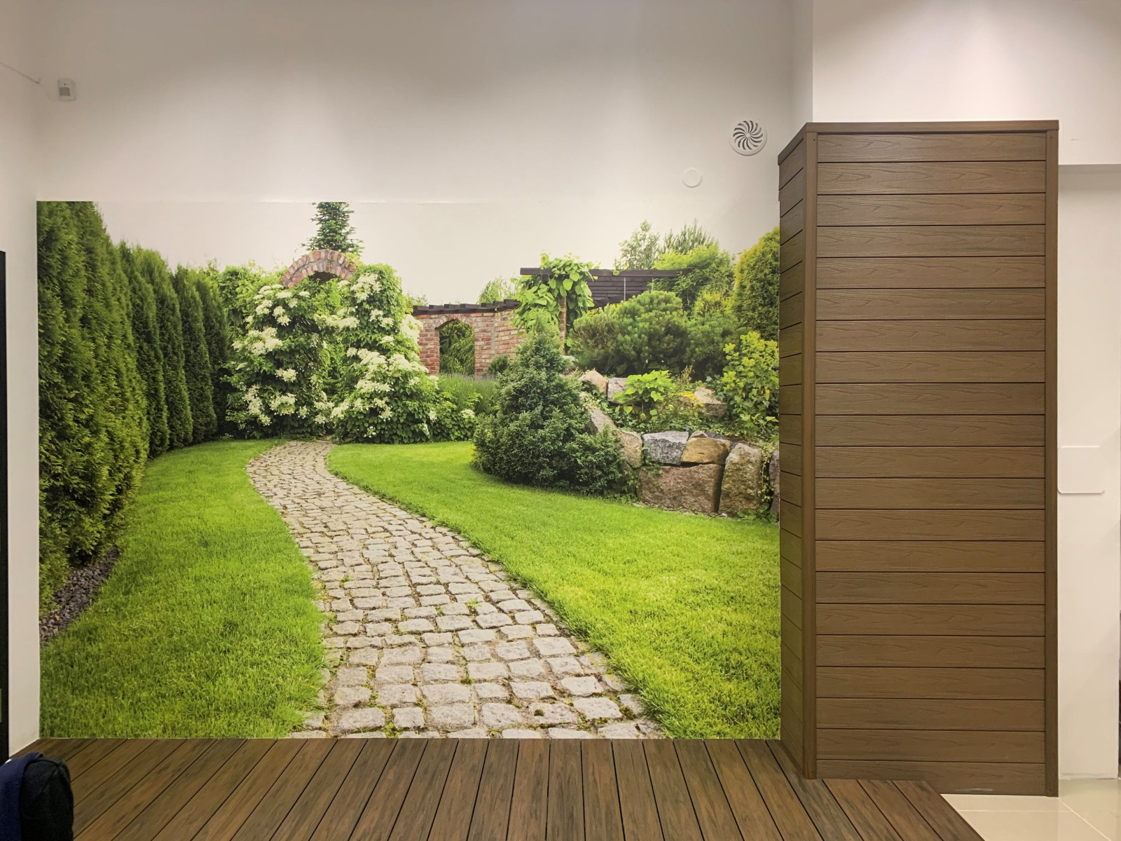 Expozice fasádní desky Premium Teak v showroomu v Gdyni