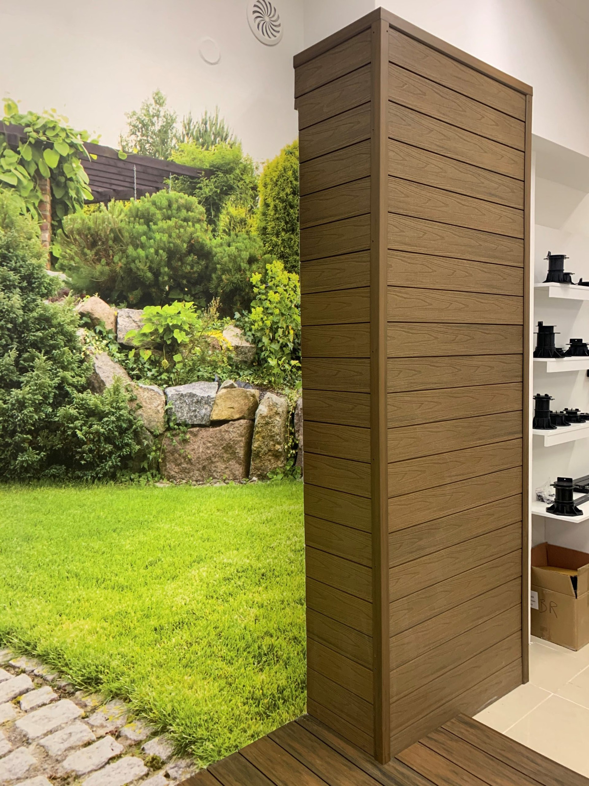 Expozice fasádní desky Premium Teak v showroomu v Gdyni