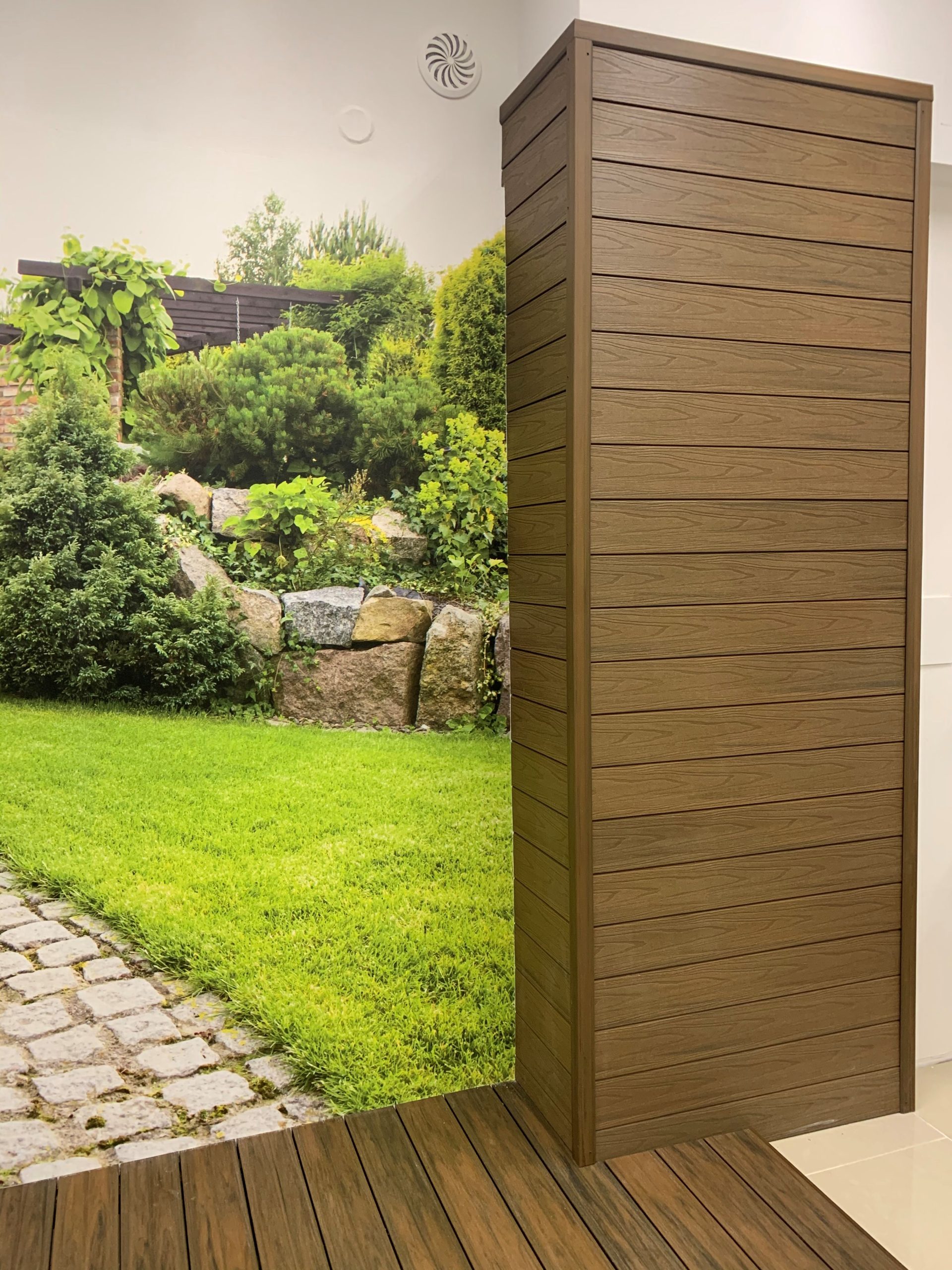 Expozice fasádní desky Premium Teak v showroomu v Gdyni