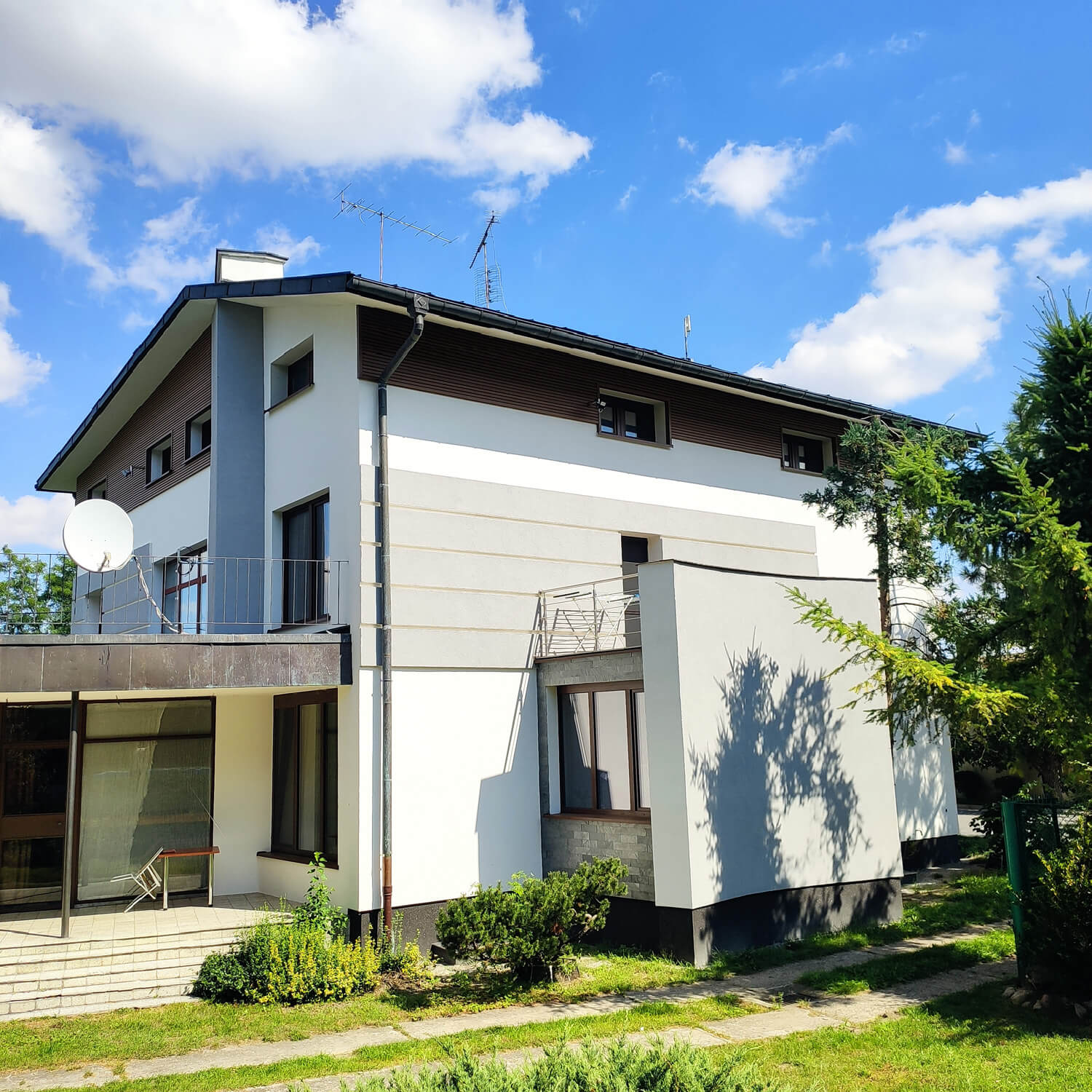 Lamely Premium Teak na fasádě – vodorovné uložení