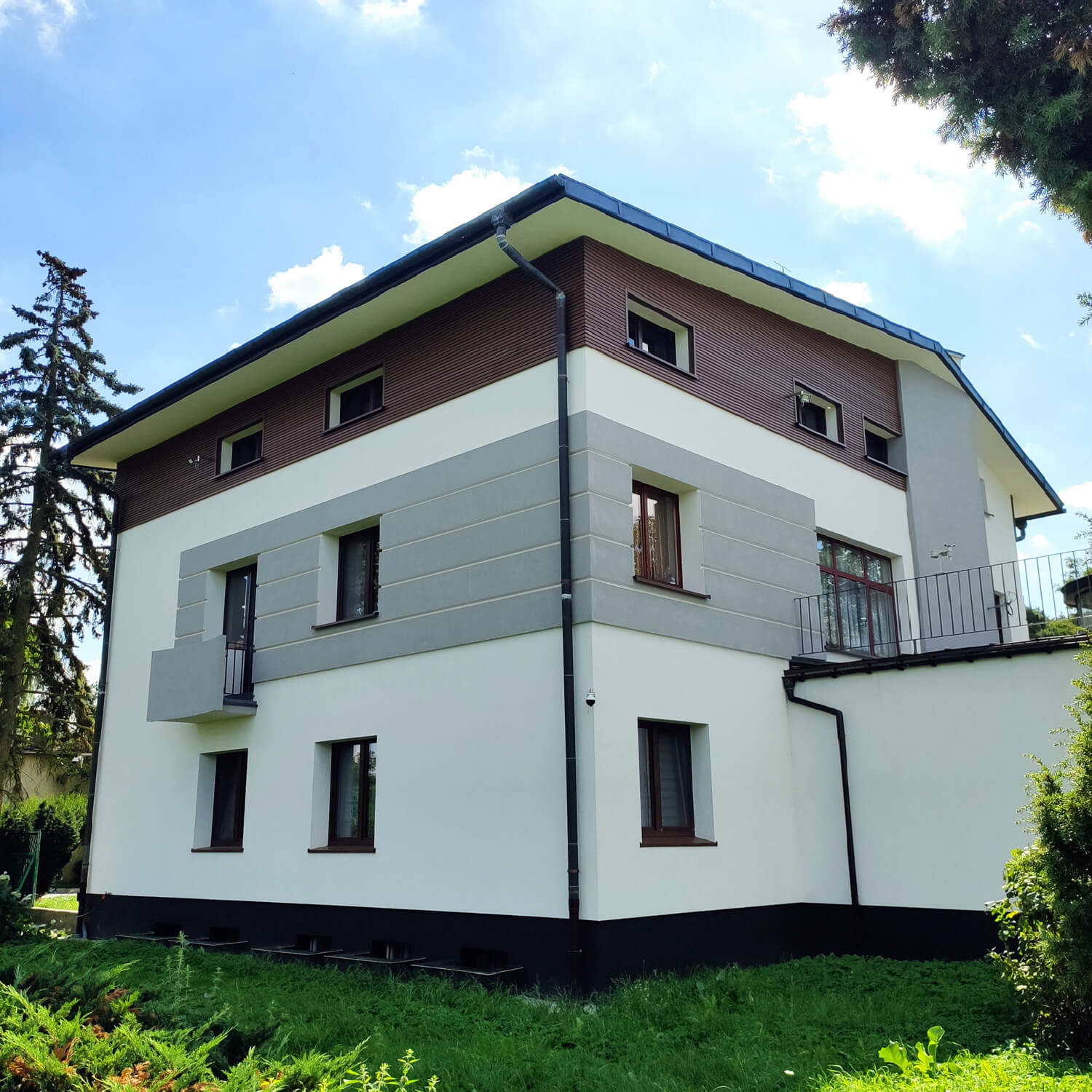 Lamely Premium Teak na fasádě – vodorovné uložení