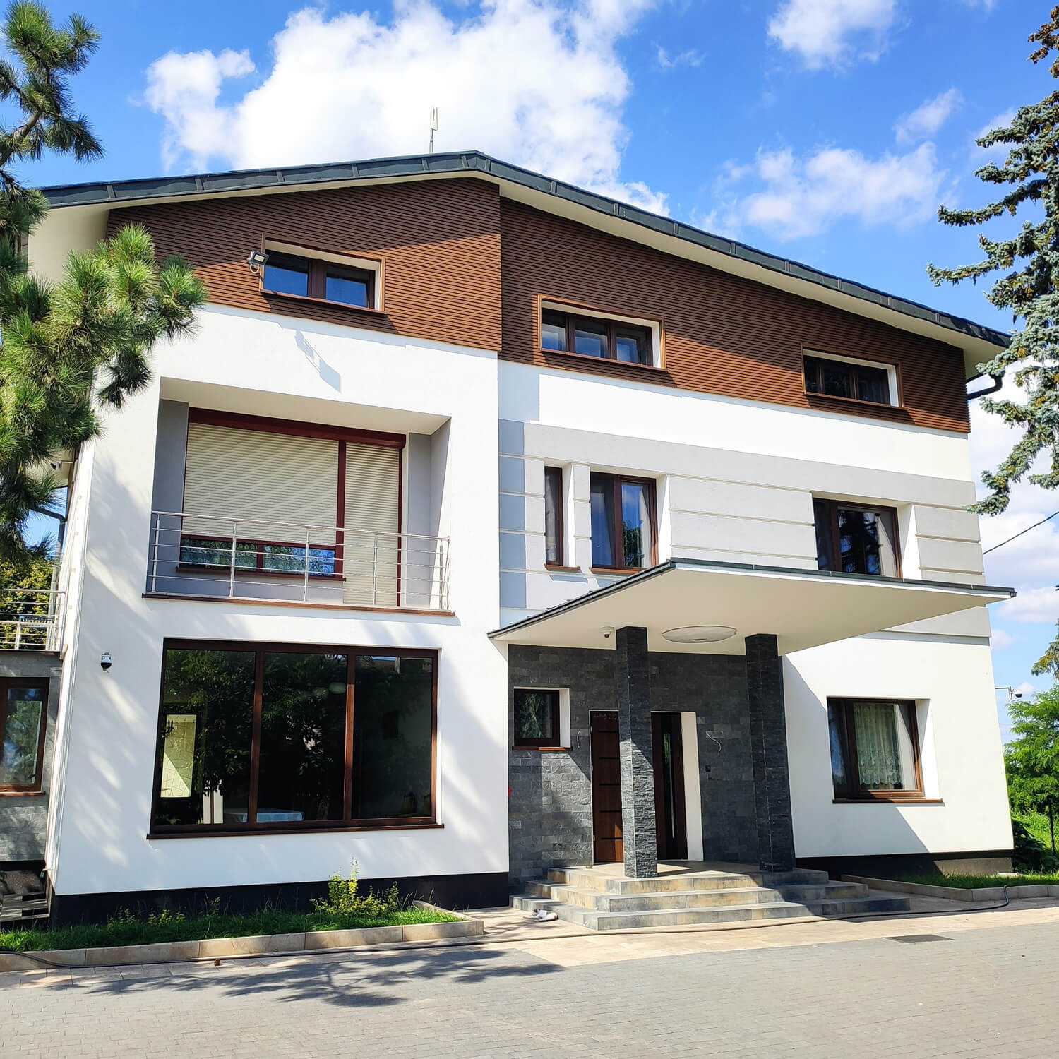 Lamely Premium Teak na fasádě – vodorovné uložení