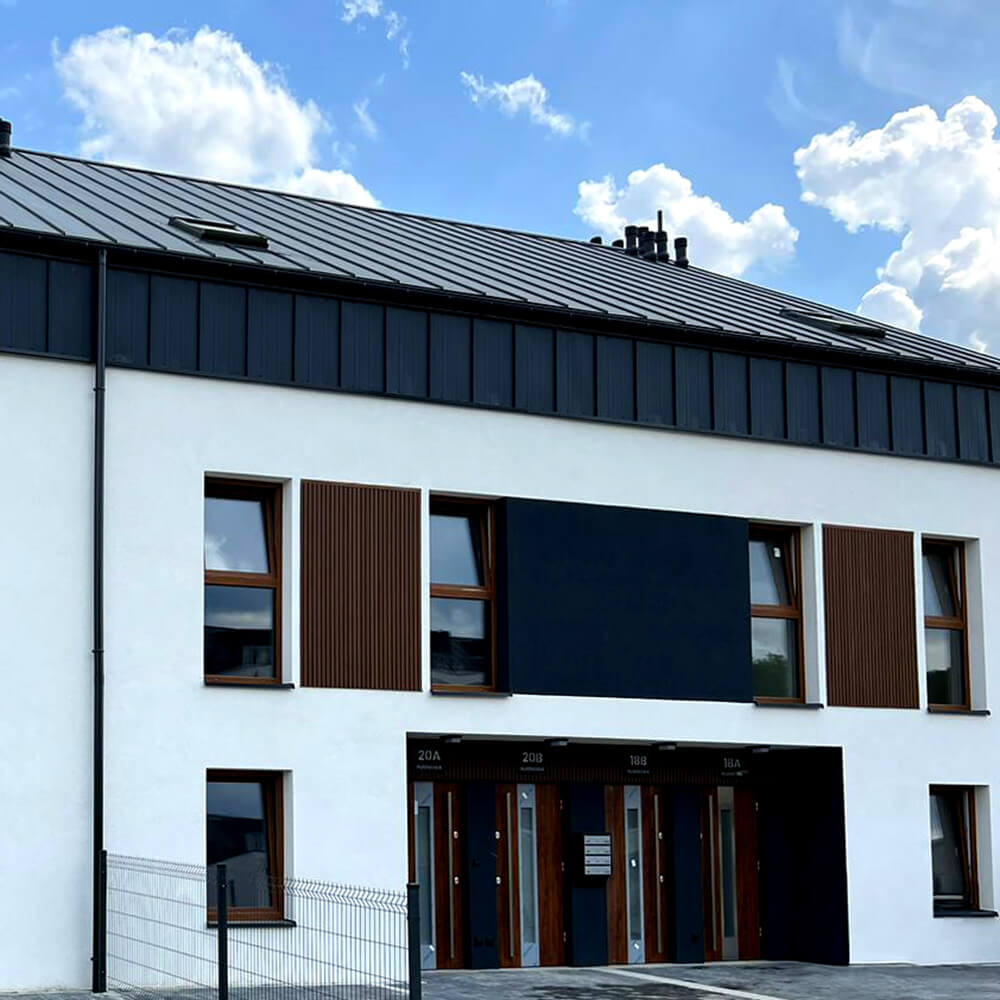 Prvky lamelové fasády v okolí oken – lamely Premium Teak