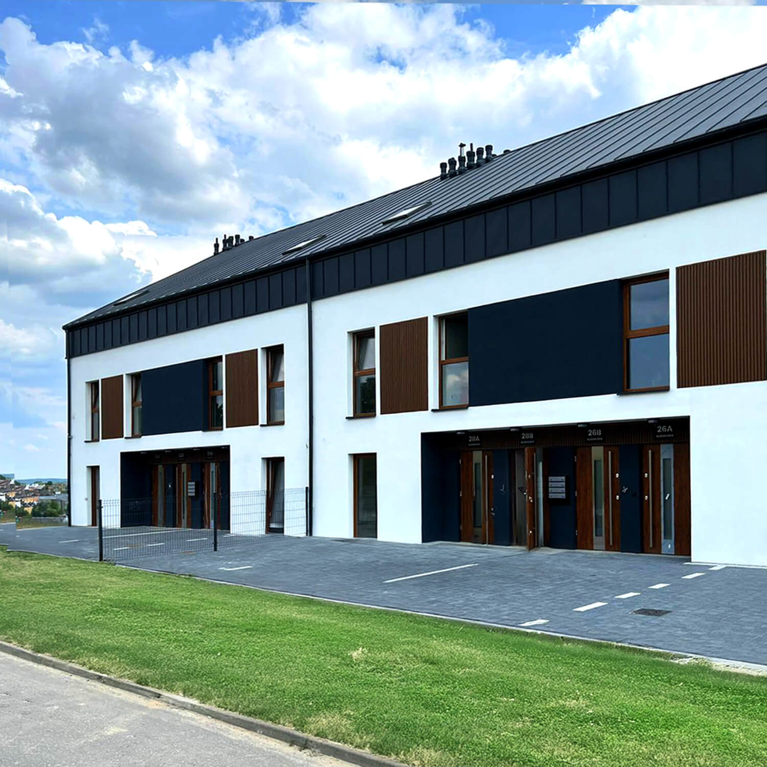 Prvky lamelové fasády v okolí oken – lamely Premium Teak