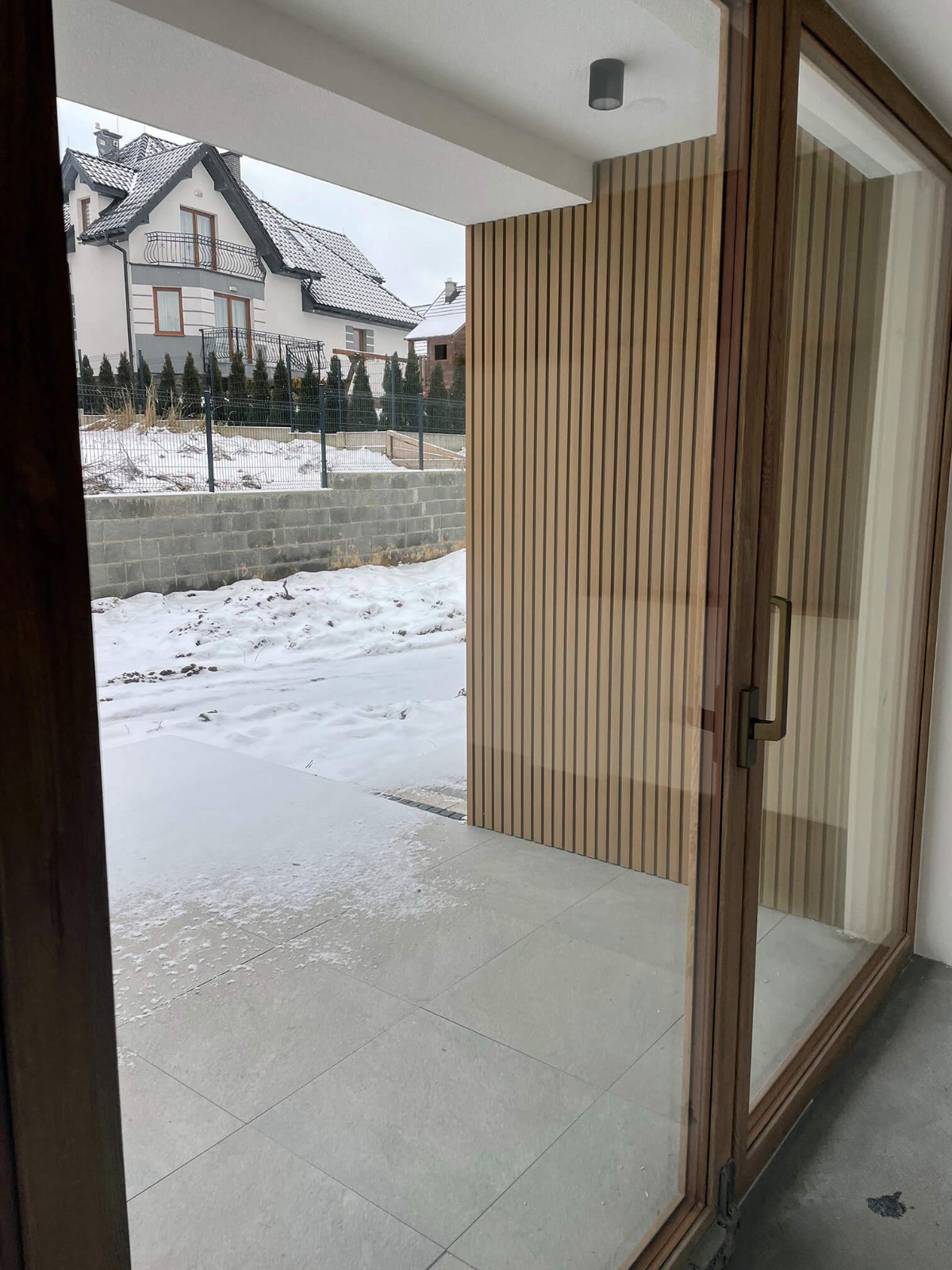 Lamelaová fasáda – kompozitní lamely, Dub