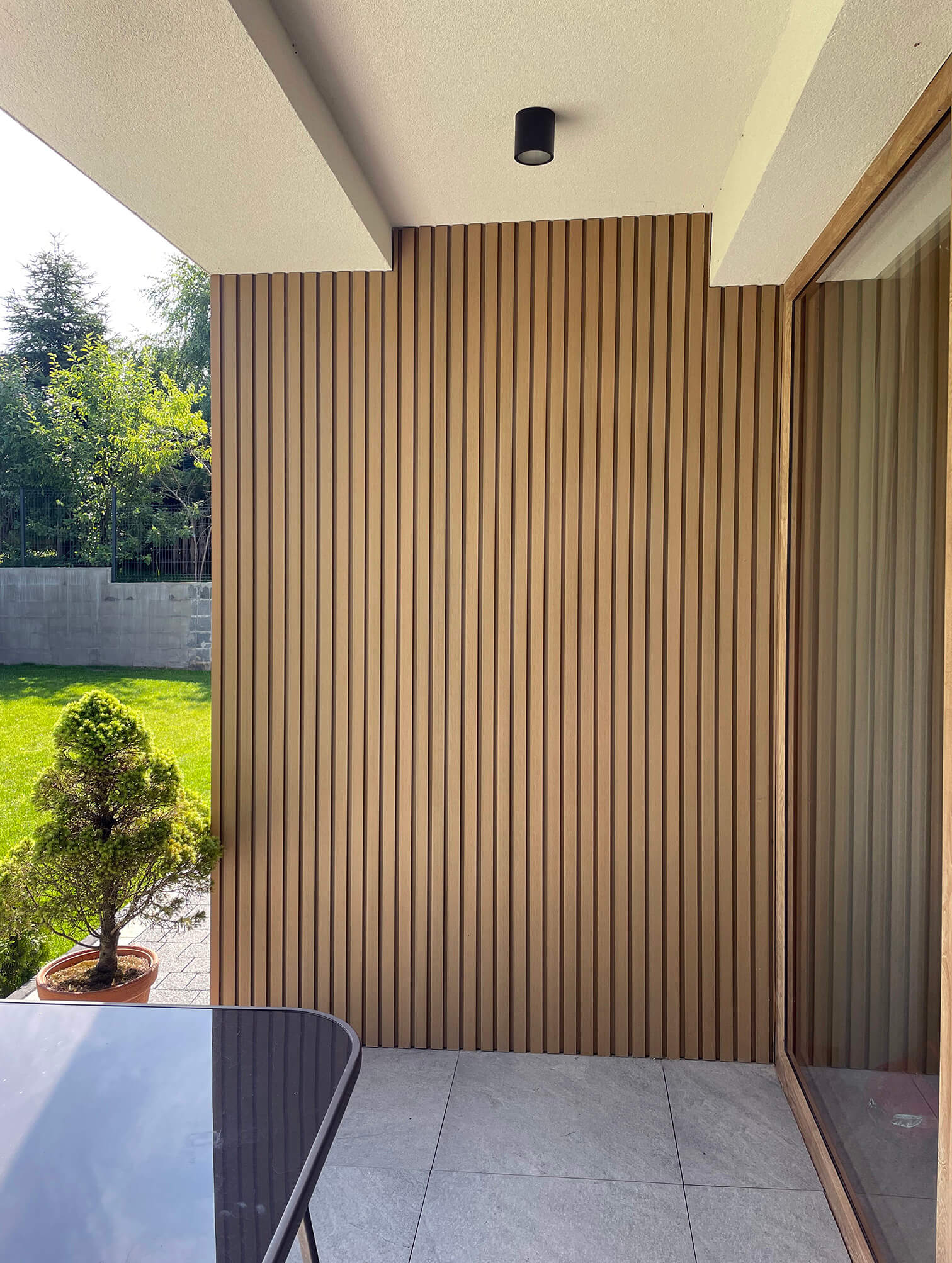 Lamelaová fasáda – kompozitní lamely, Dub