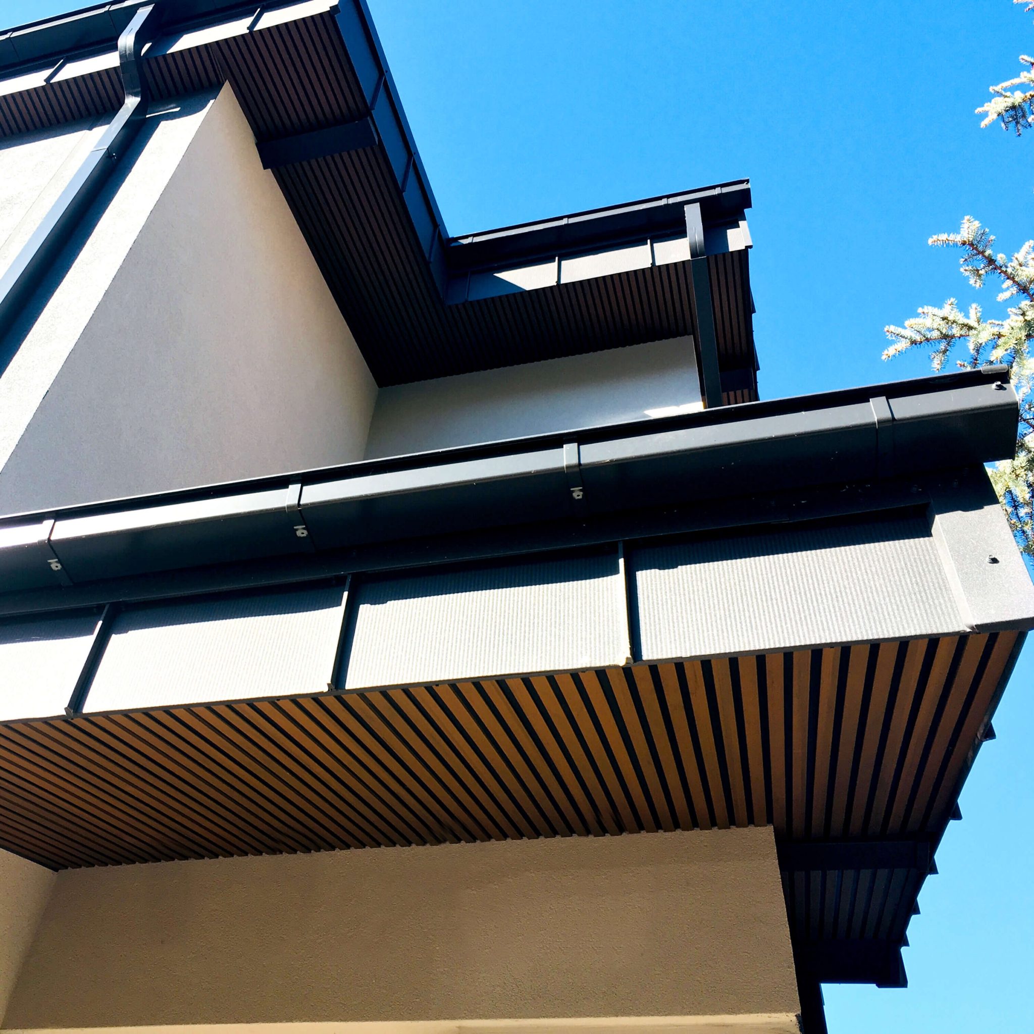 Dokončení prostoru pod střechou budovy – lamely DUO Teak/Černá