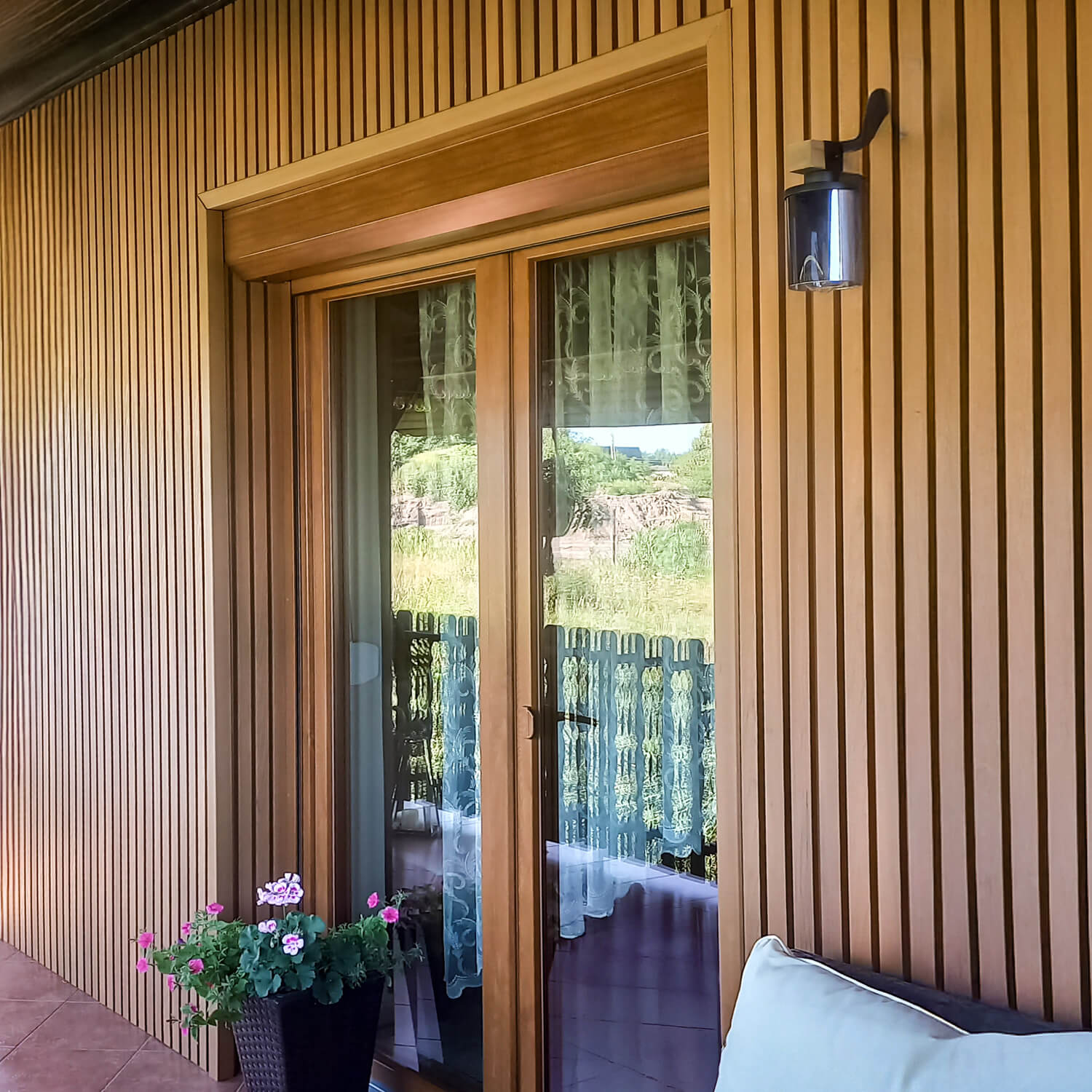 Fasáda z kompozitních lamel v odstínu Premium Amber – styl a odolnost