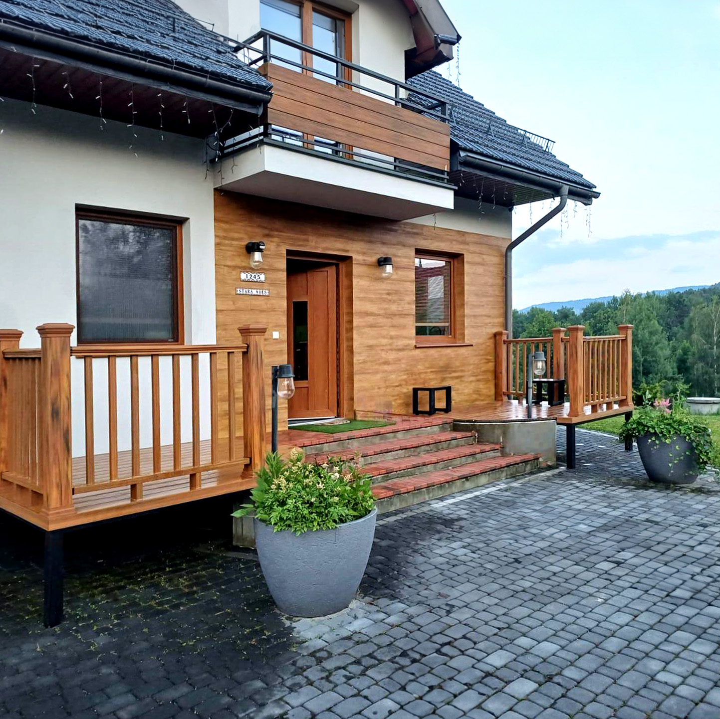 Komorní vstupní terasa se zábradlím Amber Premium