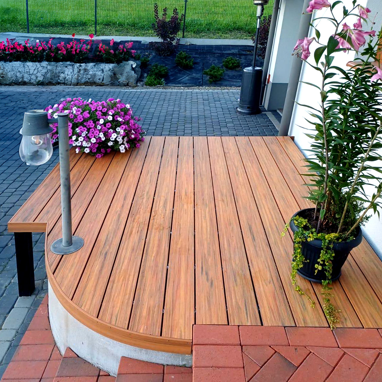 Komorní vstupní terasa se zábradlím Amber Premium