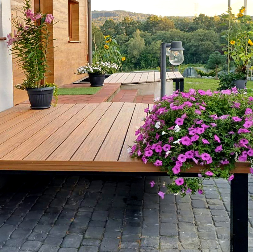 Komorní vstupní terasa se zábradlím Amber Premium