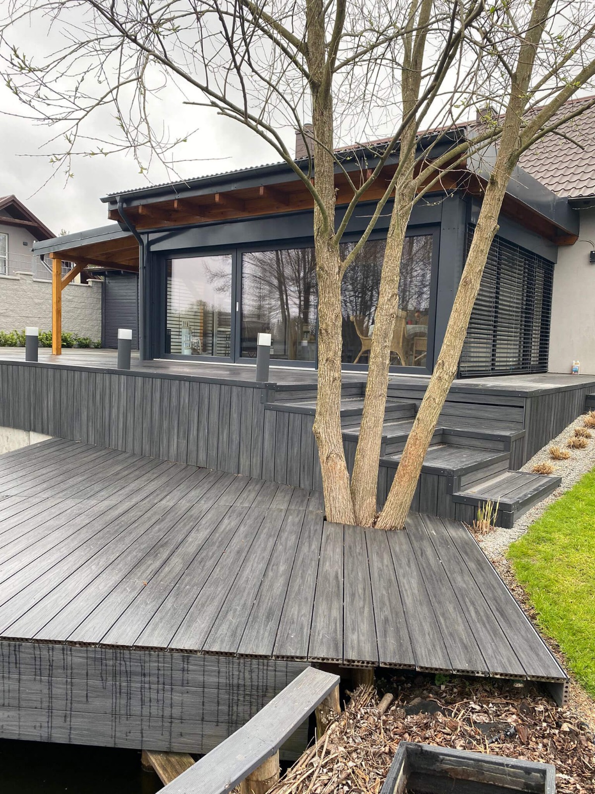 Terasa se schody – kompozitní terasové prkno Premium Antracit