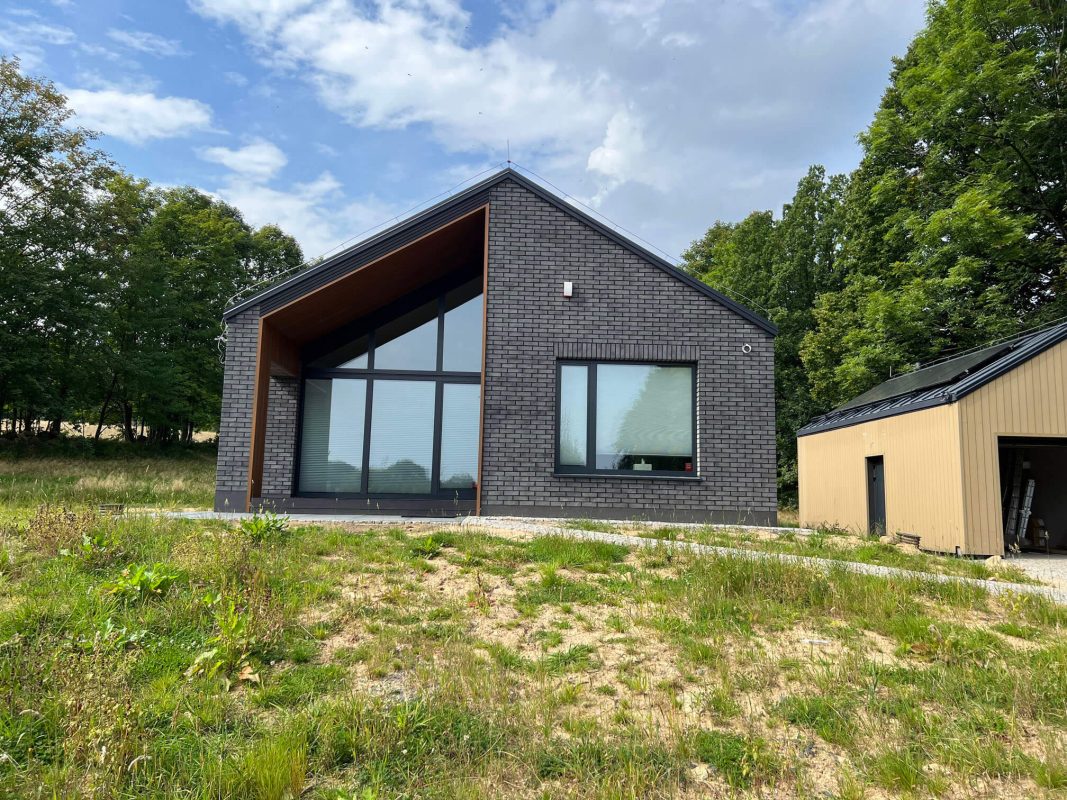 3D Amber lamely na fasádě budovy