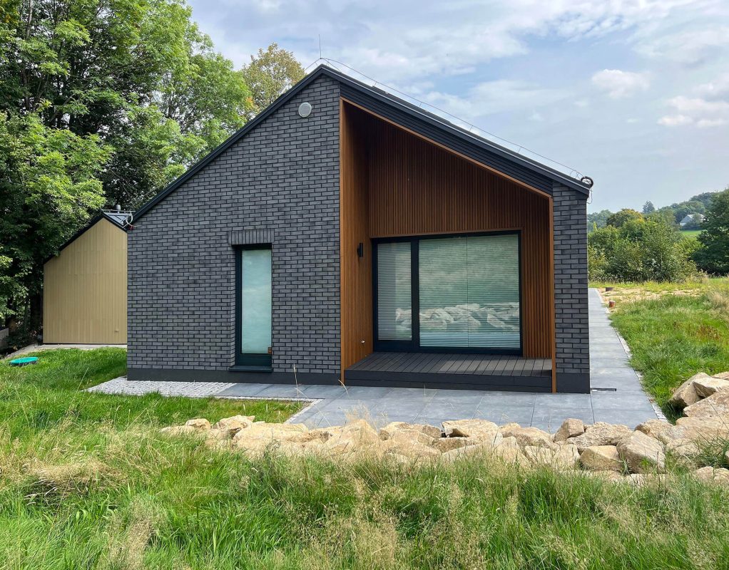 3D Amber lamely na fasádě budovy