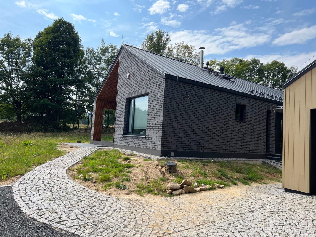 3D Amber lamely na fasádě budovy