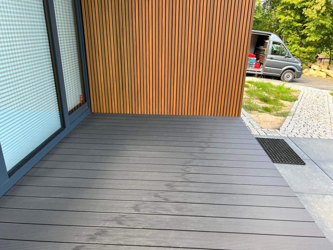 3D Amber lamely na fasádě budovy