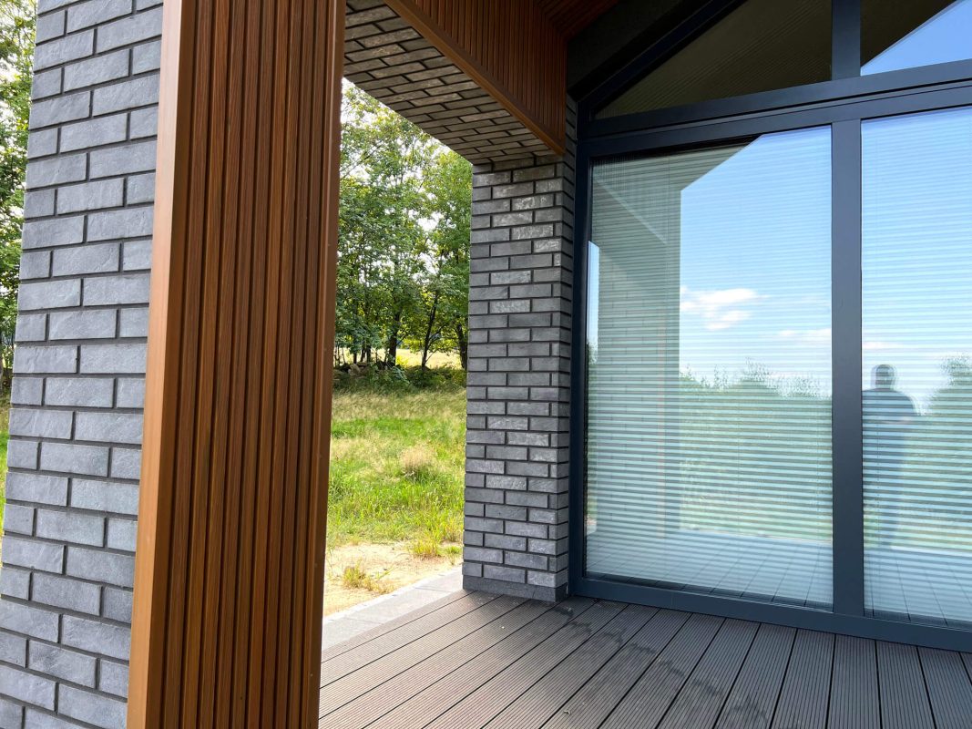 3D Amber lamely na fasádě budovy