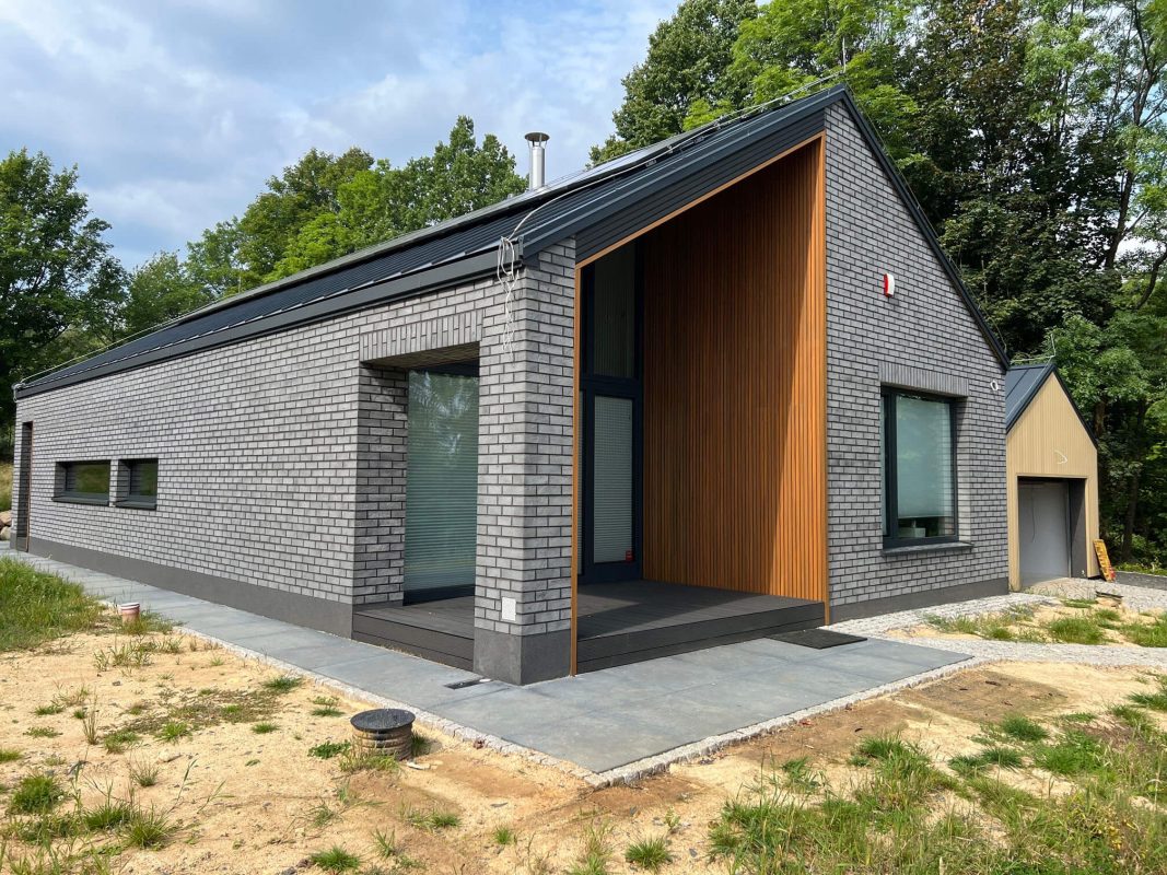 3D Amber lamely na fasádě budovy