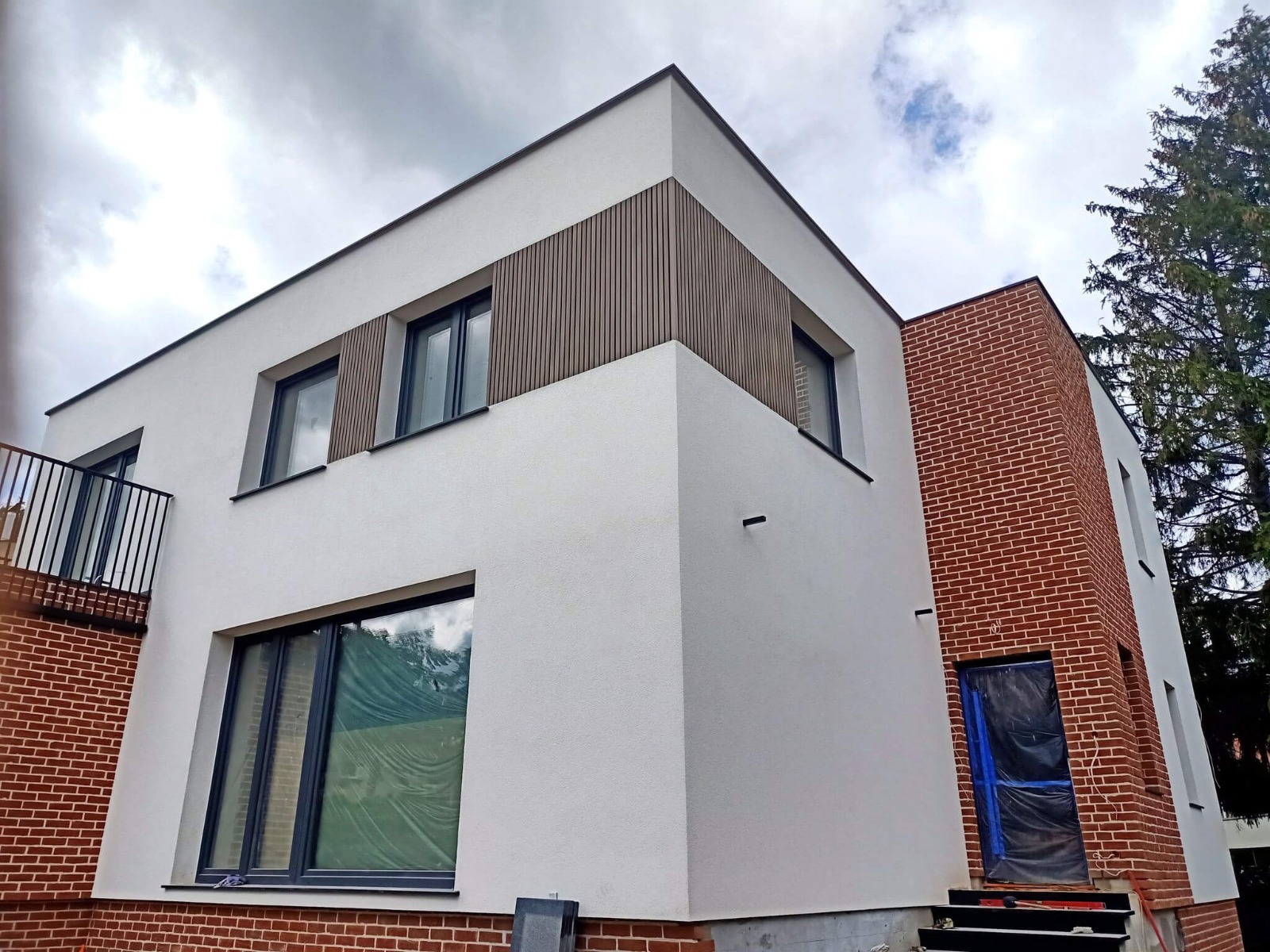 Venkovní kompozitní lamely Premium Antique na fasádě domu