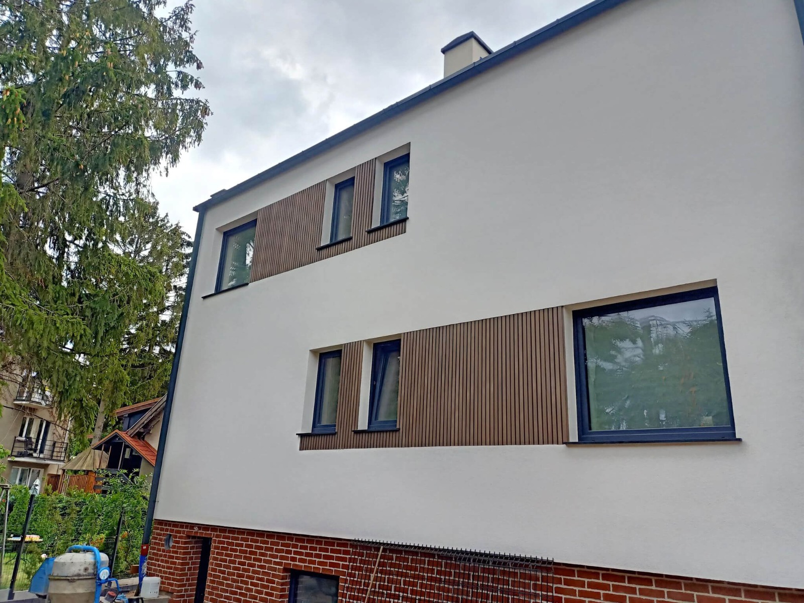 Venkovní kompozitní lamely Premium Antique na fasádě domu