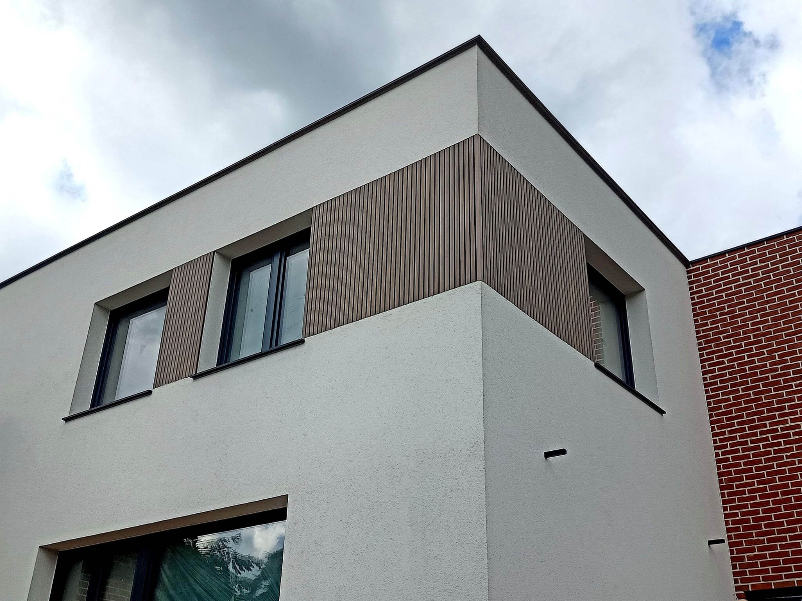 Venkovní kompozitní lamely Premium Antique na fasádě domu