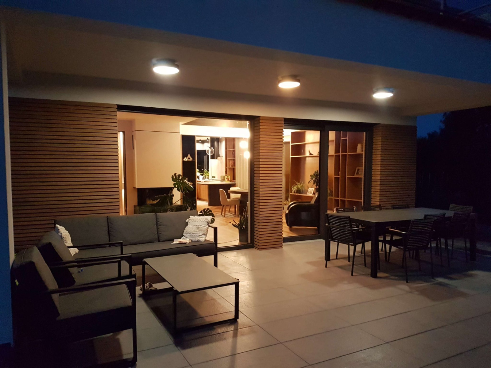 Lamely na fasádě v hlavní roli – nová barva: Dub Winchester