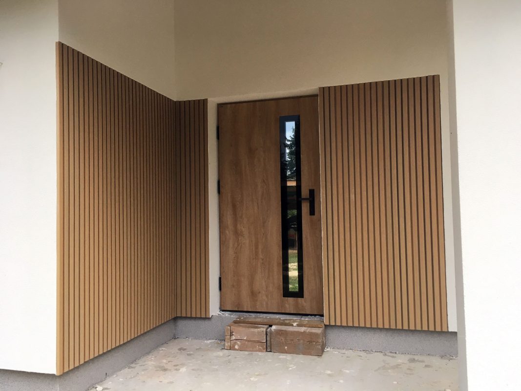 Fasáda z kompozitních lamel Dub