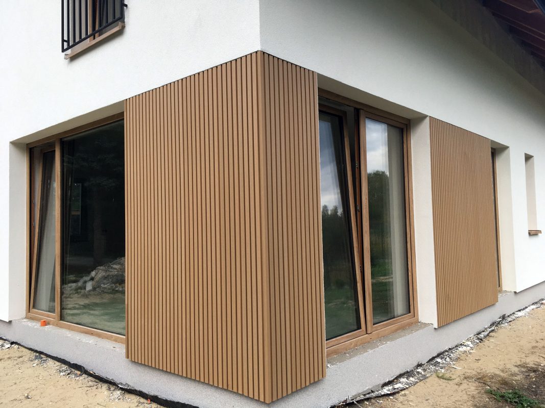 Fasáda z kompozitních lamel Dub