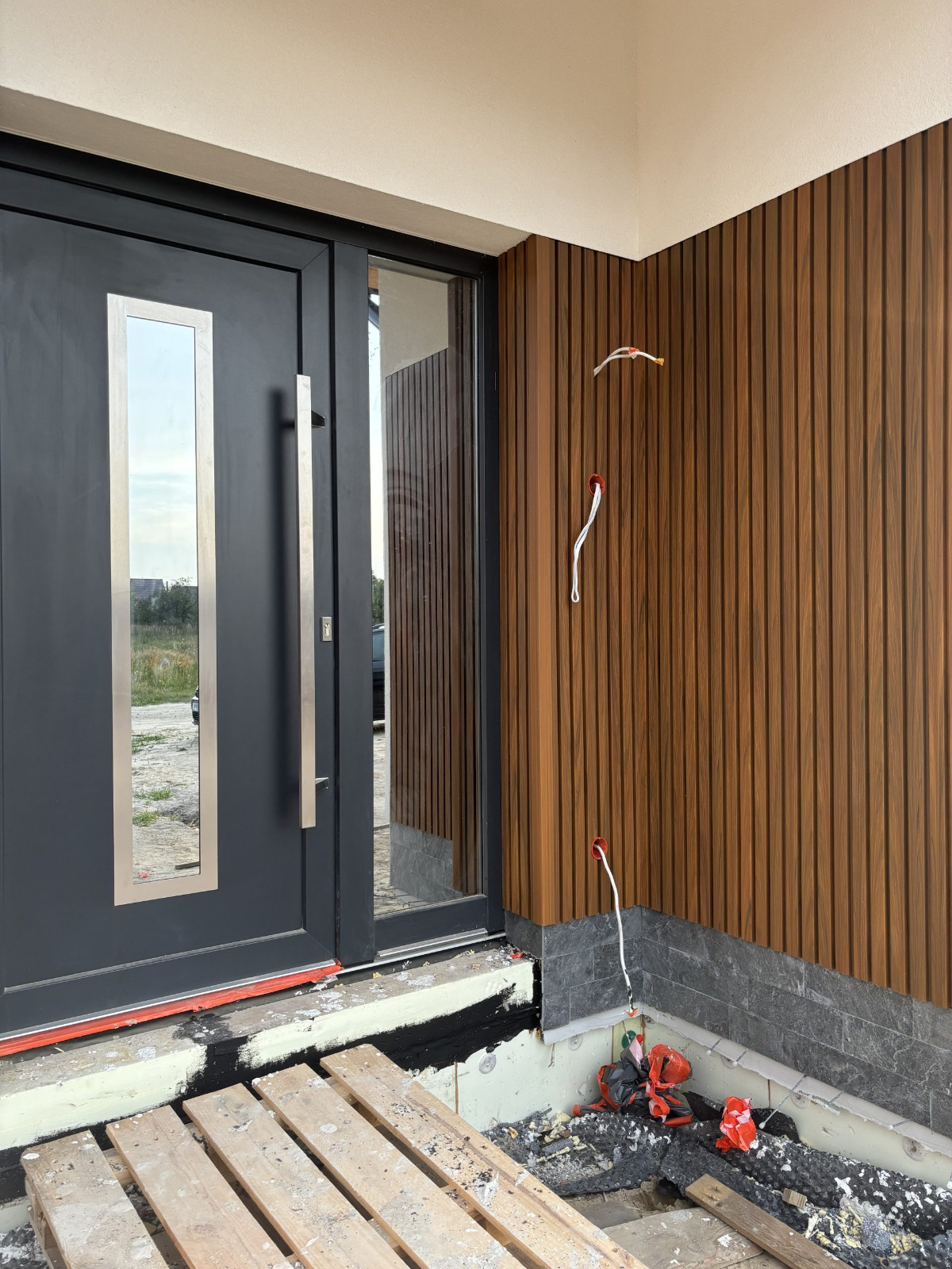 Fasádní lamely Premium Amber 3D – elegantní vstup s charakterem