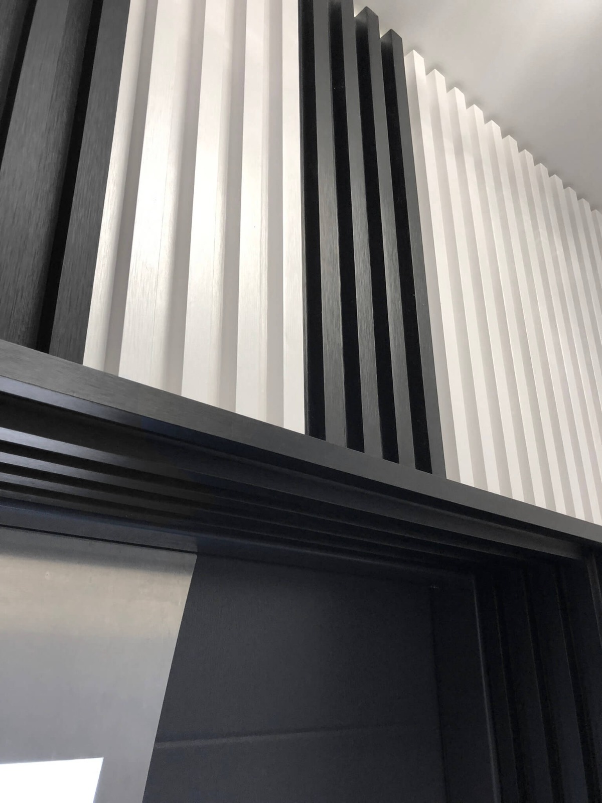 Obložení dveří - Dekorativní Panel Lamelový Satén Bílý & Černý