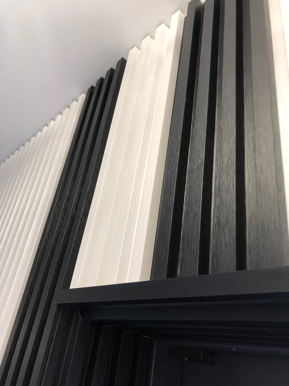 Obložení dveří - Dekorativní Panel Lamelový Satén Bílý & Černý