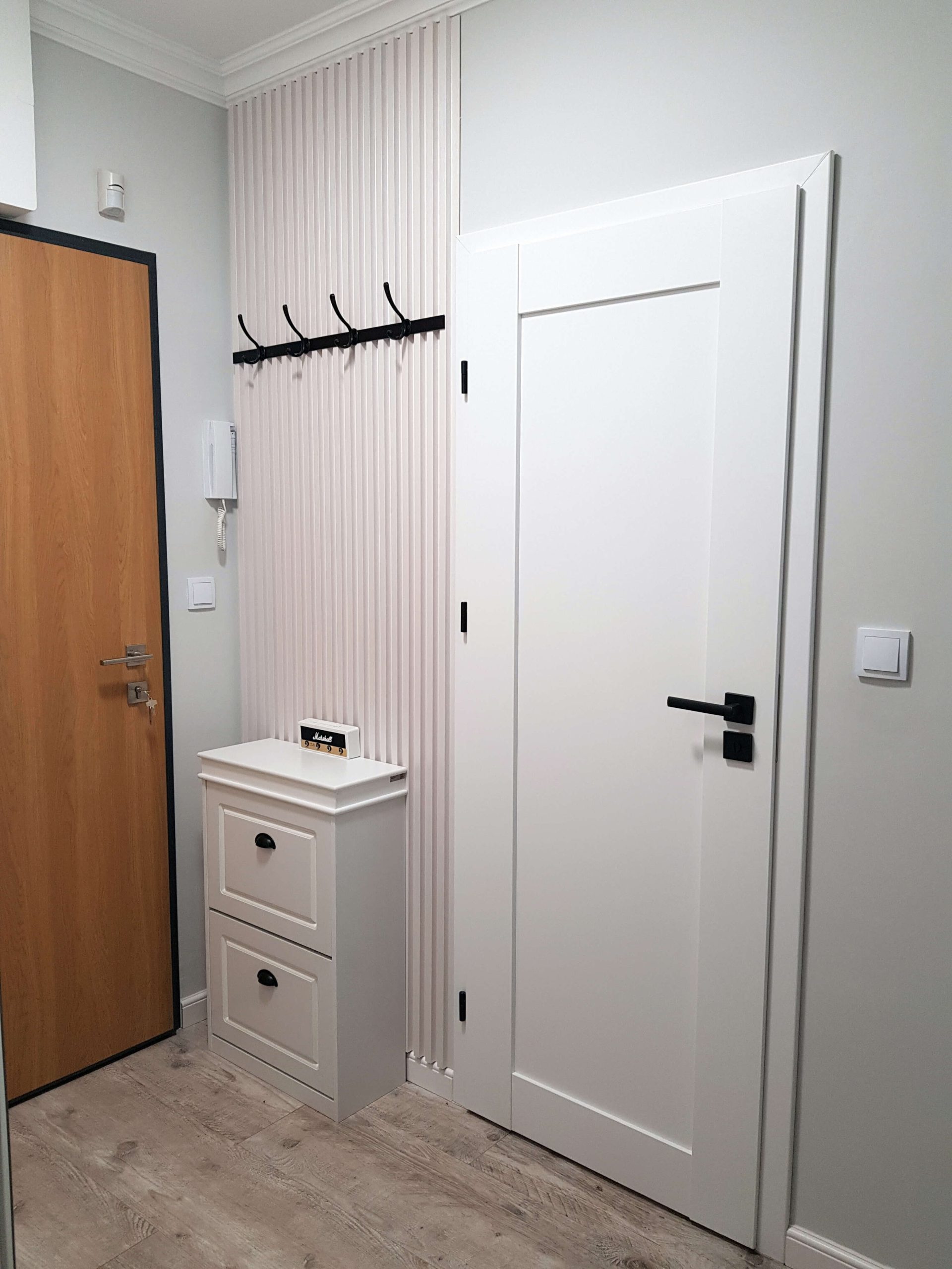 Dekorativní Panel Lamelový Satén Bílý – aranžmá předsíně