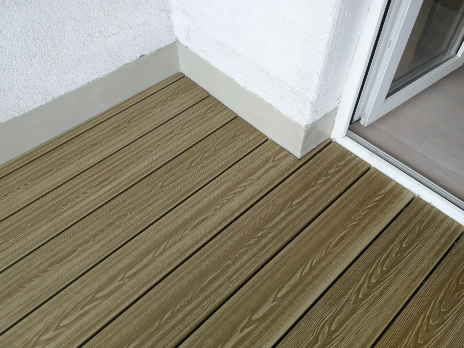 Balkon Honey Teak 3D – harmonie v městském prostoru