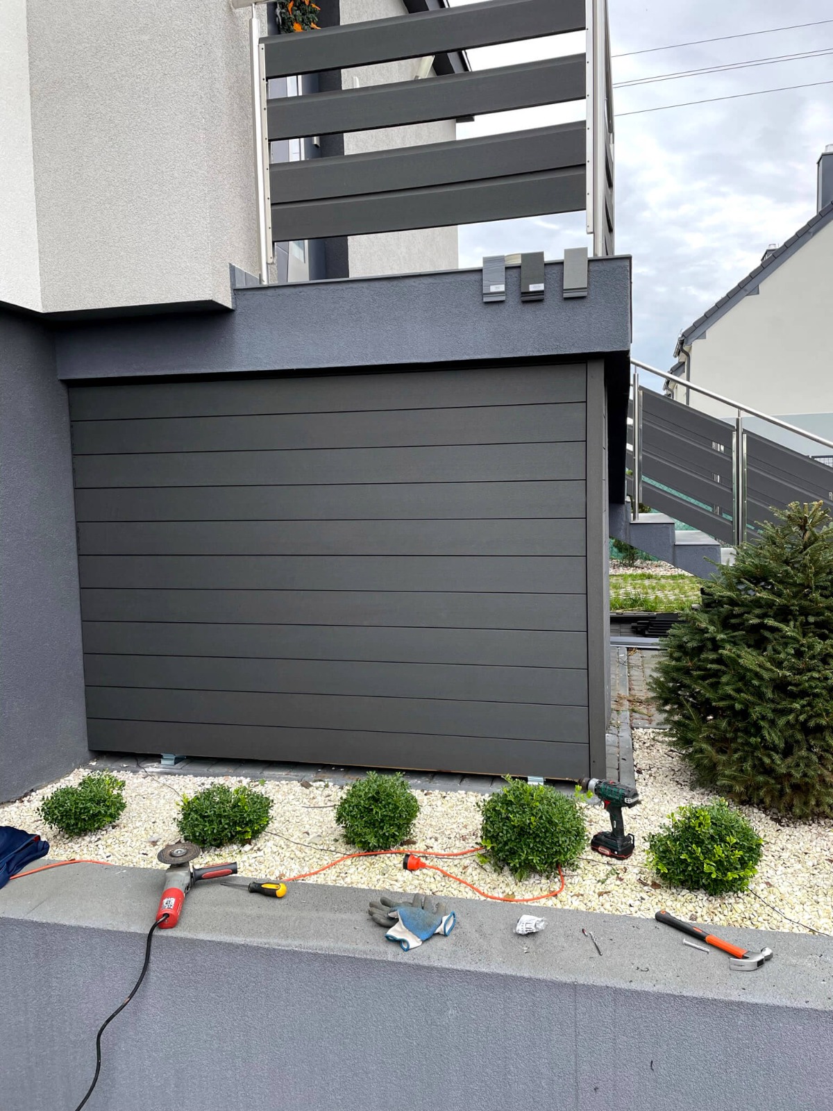 Instalace kompozitních prken Standard Anthracite na fasádu