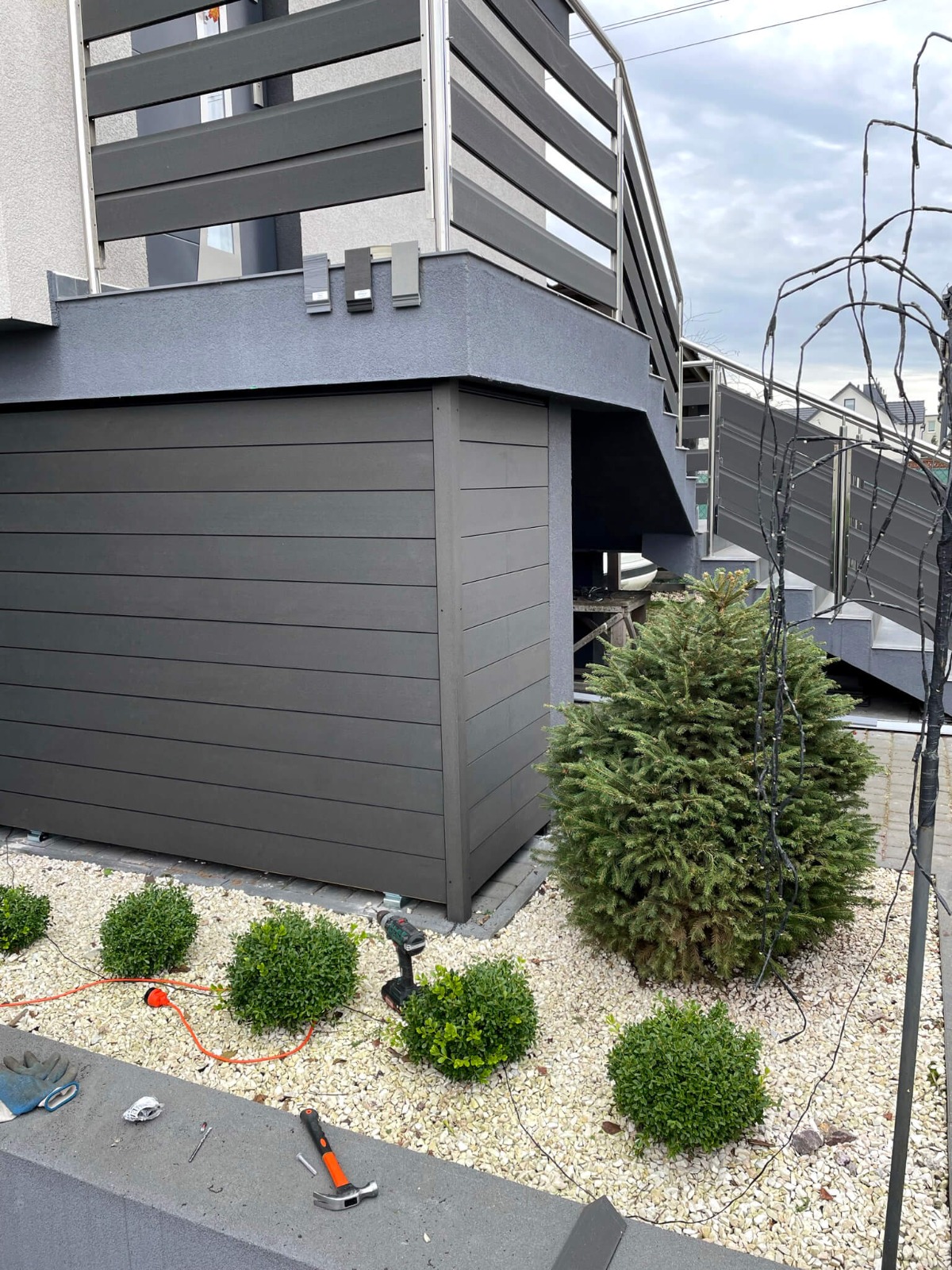 Instalace kompozitních prken Standard Anthracite na fasádu