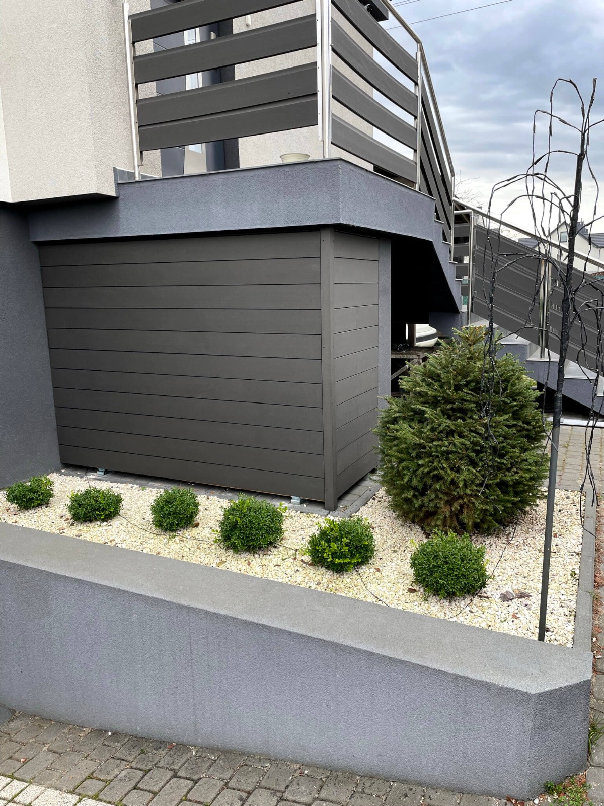 Instalace kompozitních prken Standard Anthracite na fasádu