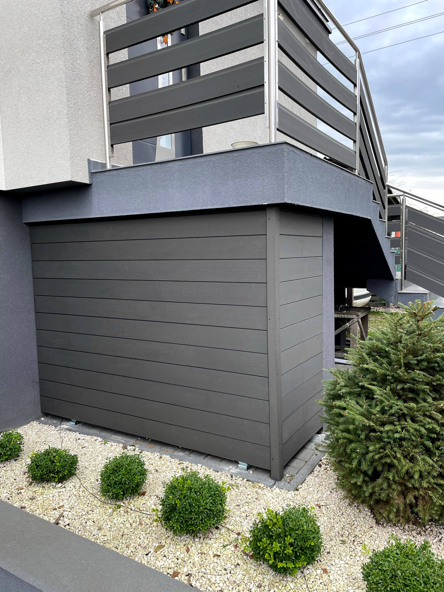 Instalace kompozitních prken Standard Anthracite na fasádu
