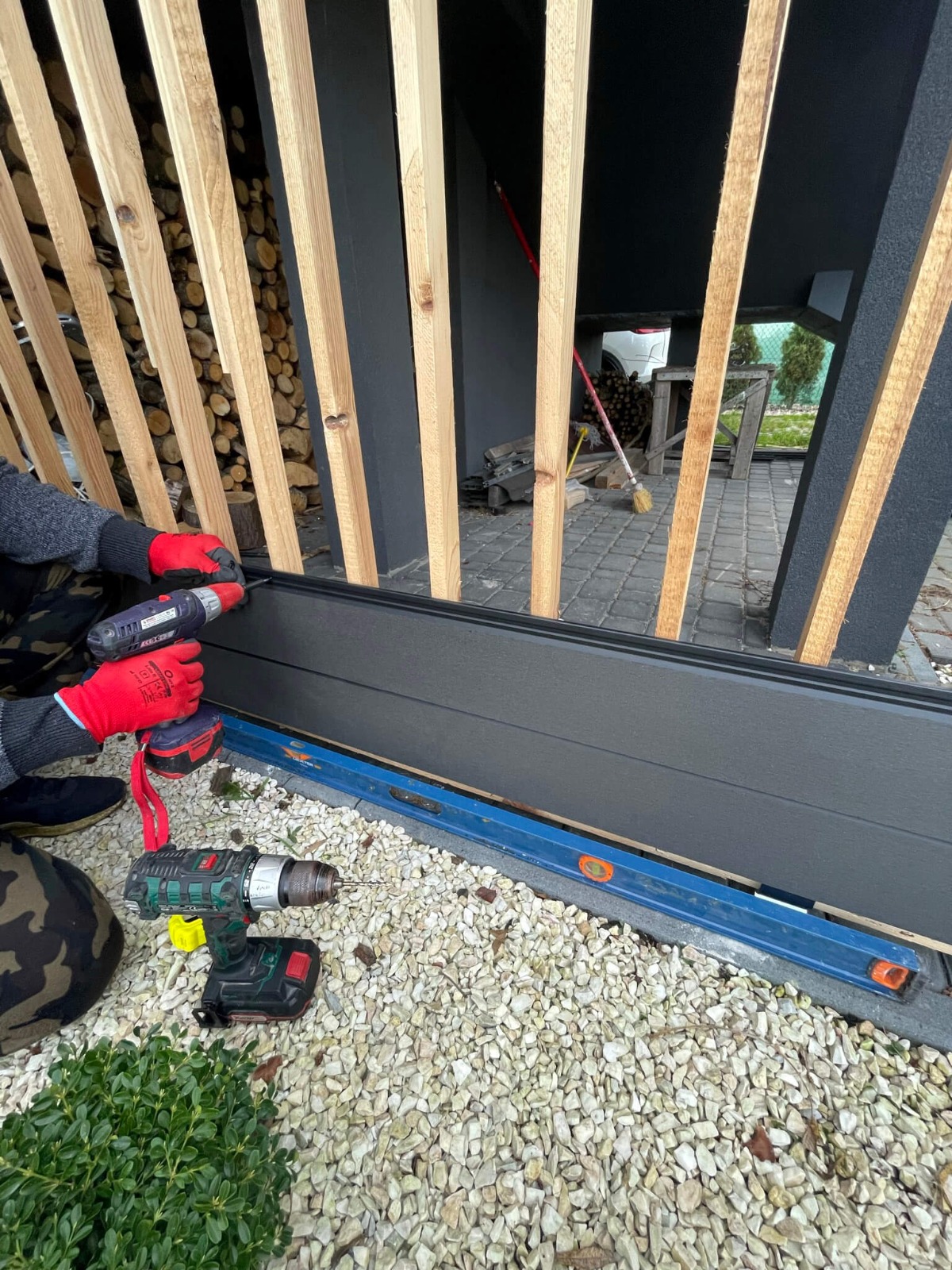 Instalace kompozitních prken Standard Anthracite na fasádu