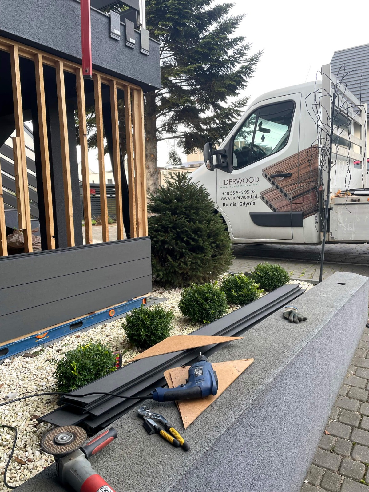 Instalace kompozitních prken Standard Anthracite na fasádu