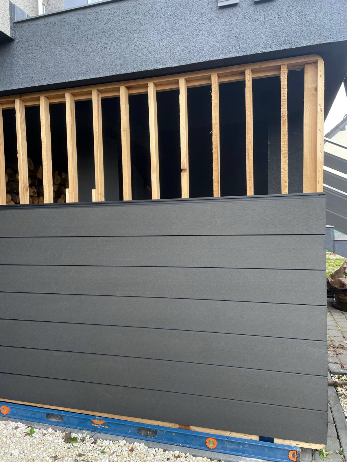 Instalace kompozitních prken Standard Anthracite na fasádu